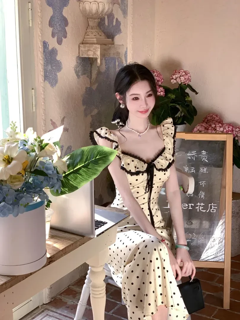 千金感拼接蕾丝撞色方领波点连衣裙子女装洋气时尚收腰显瘦长裙潮