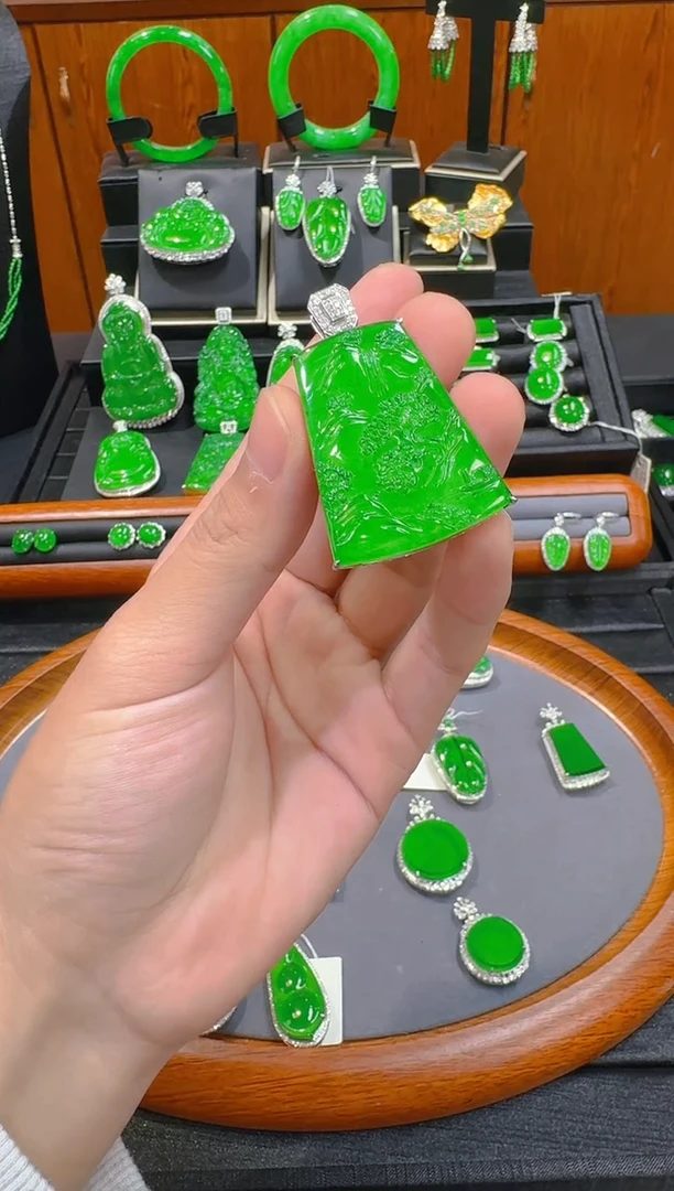 【闪购商品】翡翠吊坠(赠链)18K金镶嵌天然A货翡翠