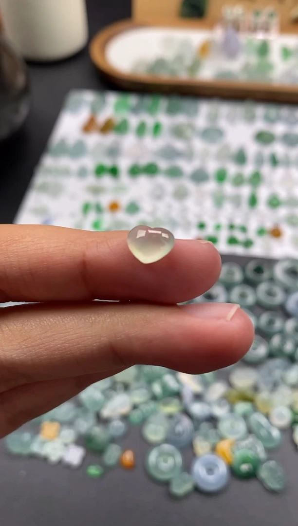 颈饰未镶嵌翡翠冰种爱心