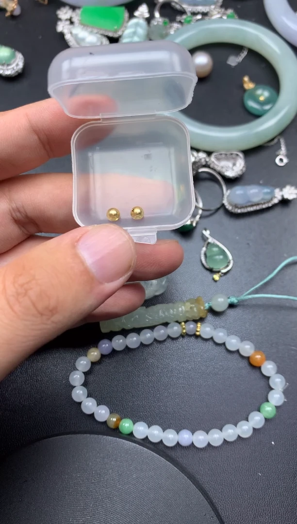 颈饰18K金镶嵌翡翠六****师金珠4mm