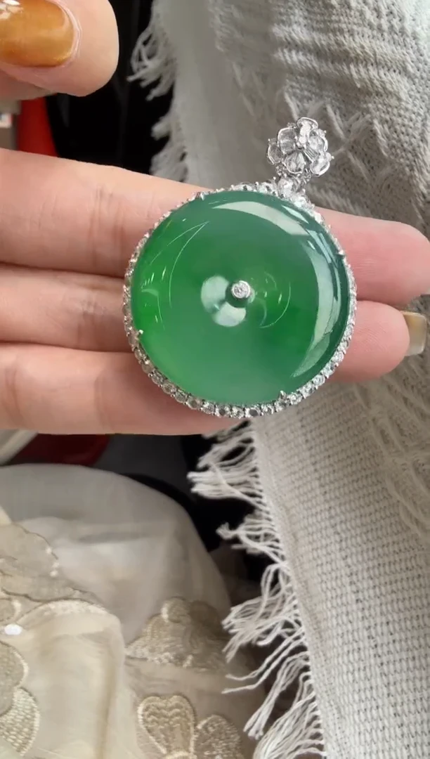 颈饰18K金镶嵌翡翠吊坠