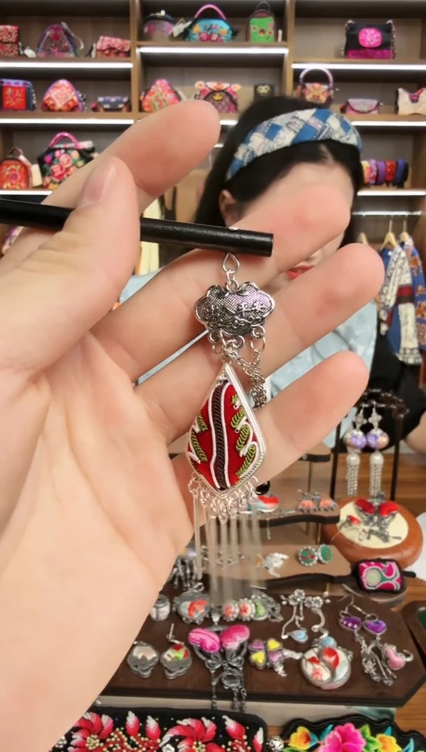 【闪购商品】织绣19蒙阿苏苗绣传承