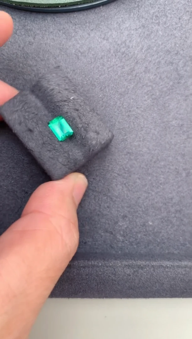 裸石未镶嵌祖母绿83分祖母绿  0133