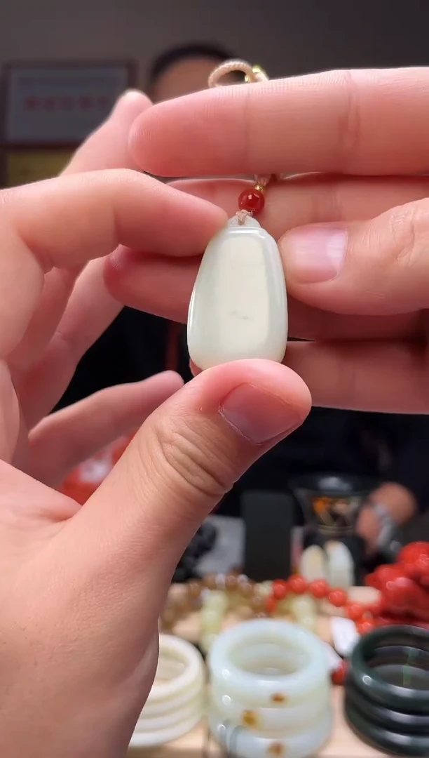 颈饰未镶嵌和田玉吊坠