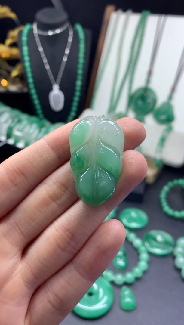 吊坠(不含链)未镶嵌石英质玉（非洲翠）金枝玉叶