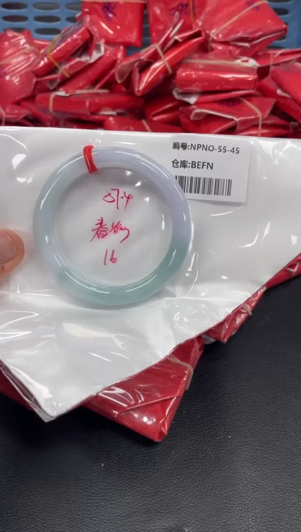 翡翠手镯未镶嵌翡翠手镯
