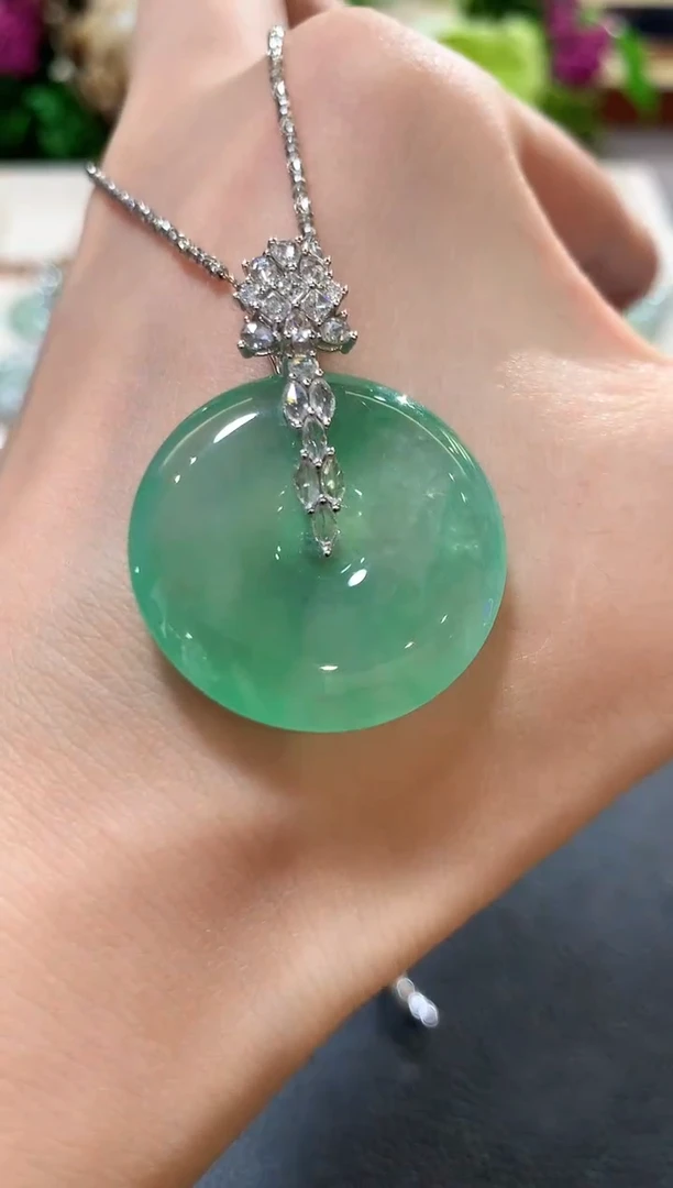 吊坠(不含链)18K金镶嵌翡翠z99 尾款38000