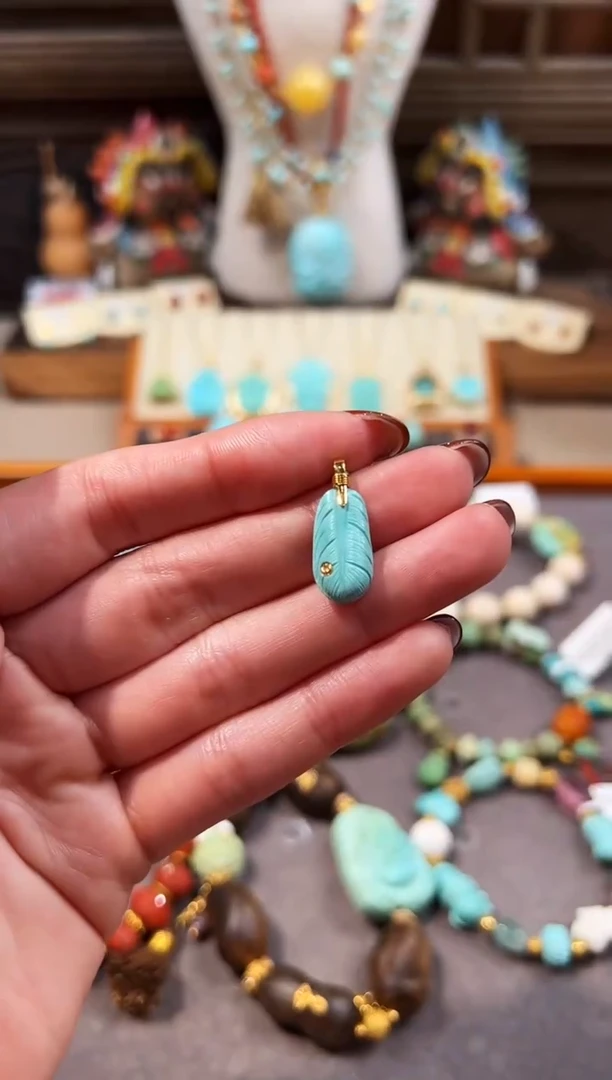 18K金镶嵌绿松石提溜羽毛