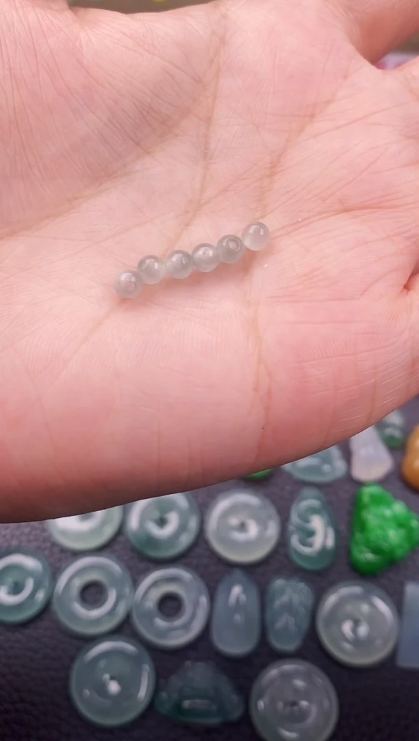 翡翠未镶嵌颈饰?**女珠子