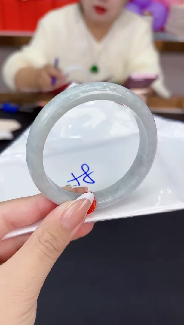 翡翠手镯未镶嵌翡翠手镯