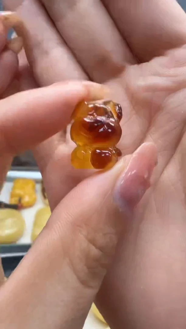 未镶嵌琥珀裸石如图