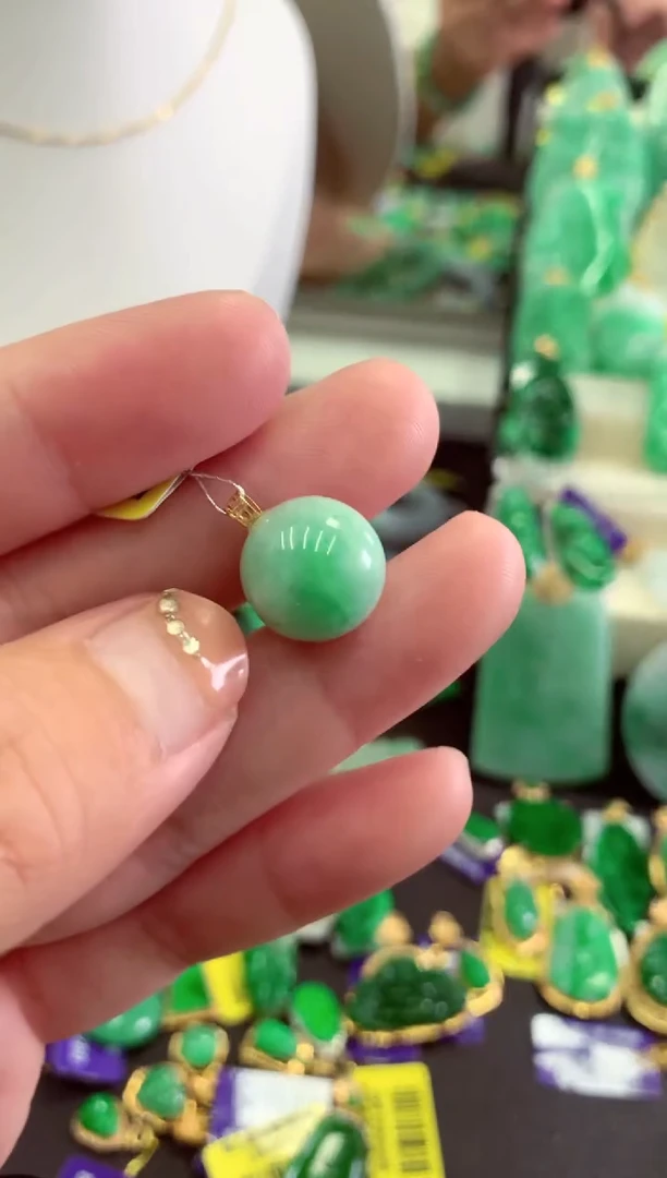 翡翠18K金镶嵌颈饰挂件