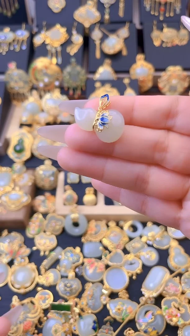 和田玉银S925镀金镶嵌颈饰莲花葫芦吊坠