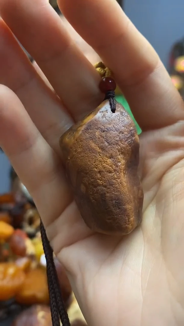 未镶嵌颈饰琥珀吊坠
