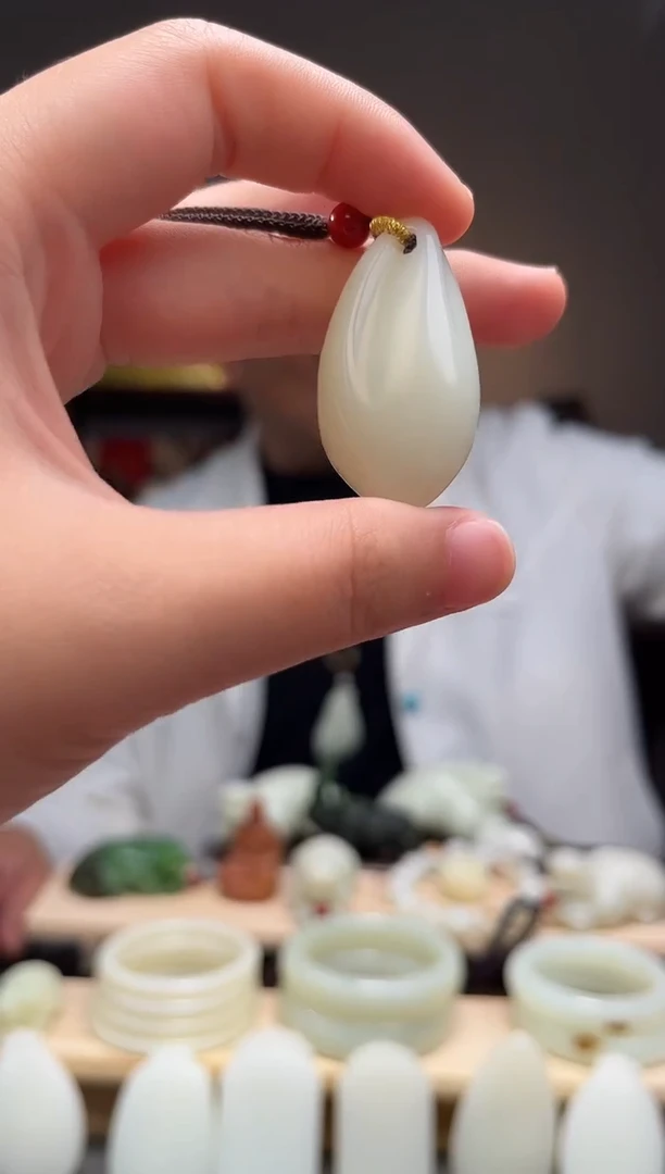 颈饰未镶嵌和田玉吊坠
