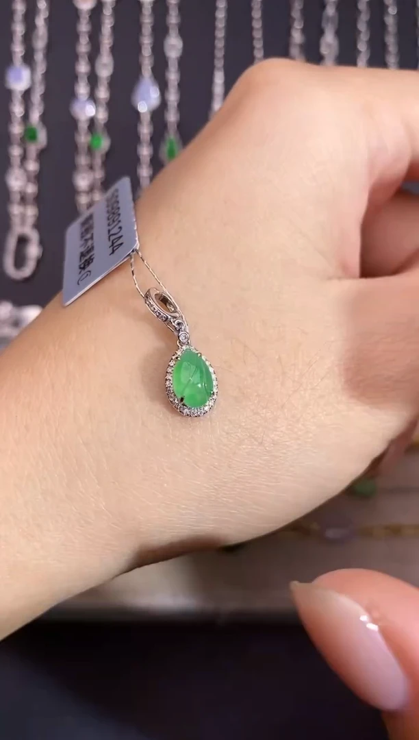 颈饰18K金镶嵌翡翠吊坠