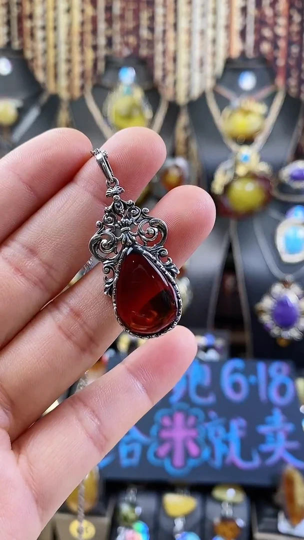 银S925镶嵌颈饰琥珀吊坠