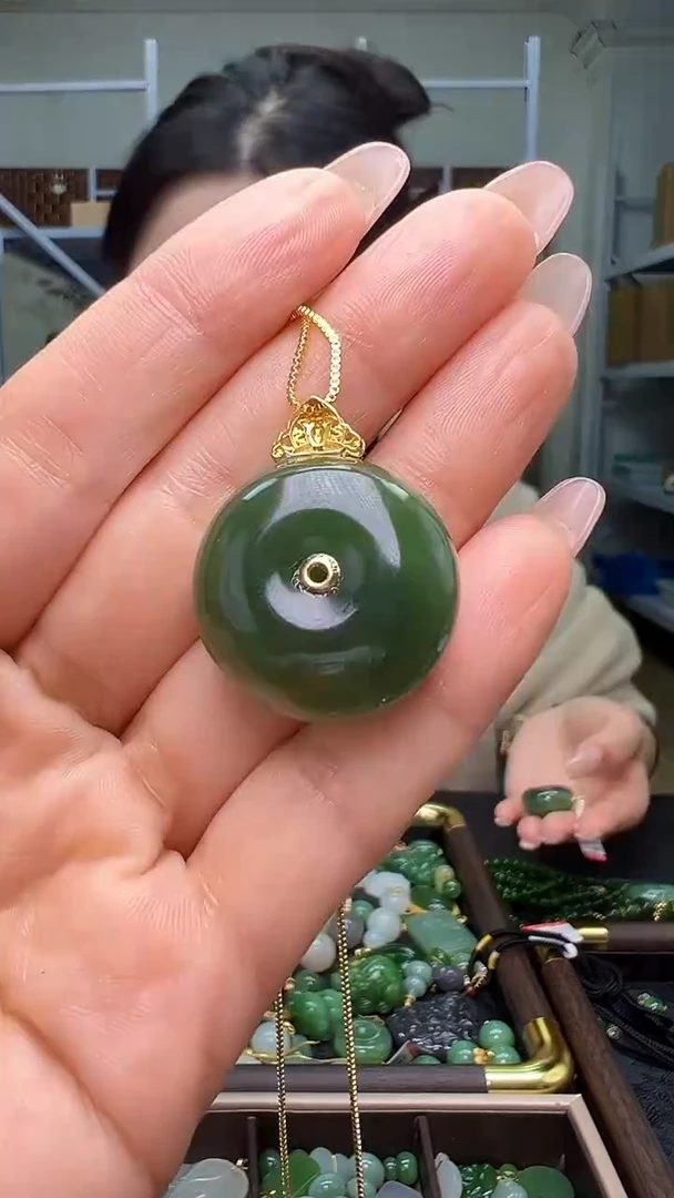 颈饰18K金镶嵌和田玉(多样性发货.发其一）11.05.41