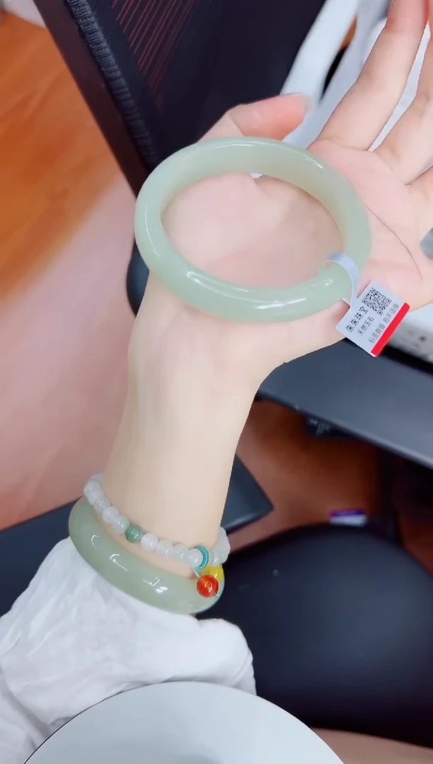 石英质玉手镯未镶嵌124/58.5