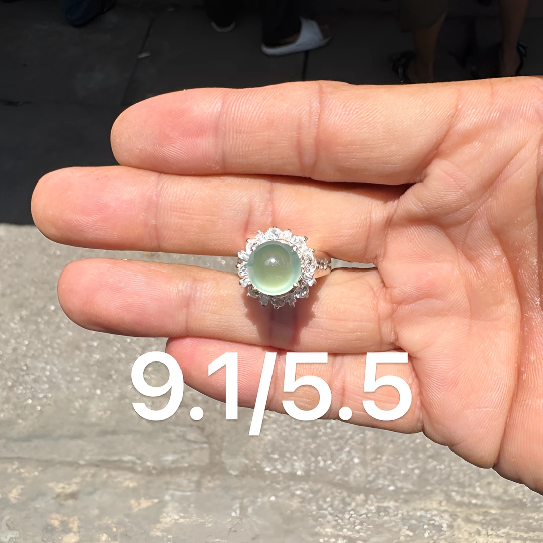 0531(小哪吒在源头)冰种翡翠正圆蓝钢戒面干净肉细饱满荧光足M80