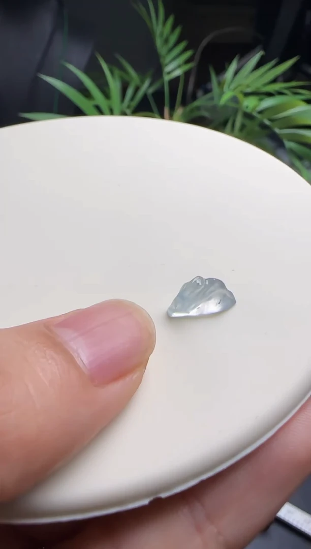 翡翠未镶嵌颈饰小山