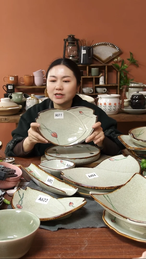 陶瓷A611陶瓷荷花苞盘26*16*5一个微瑕