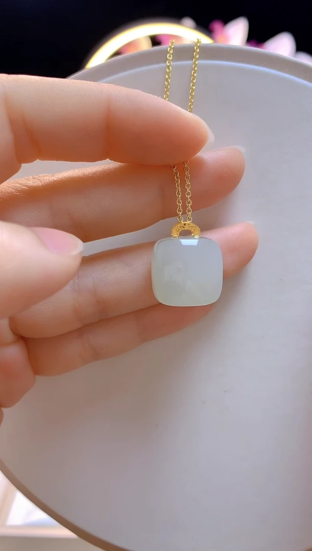 和田玉18K金镶嵌吊坠(赠链)方糖