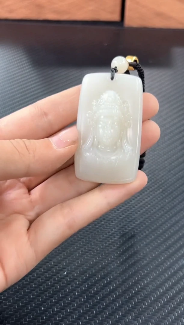 吊坠(赠链)未镶嵌和田玉且末微色差金山