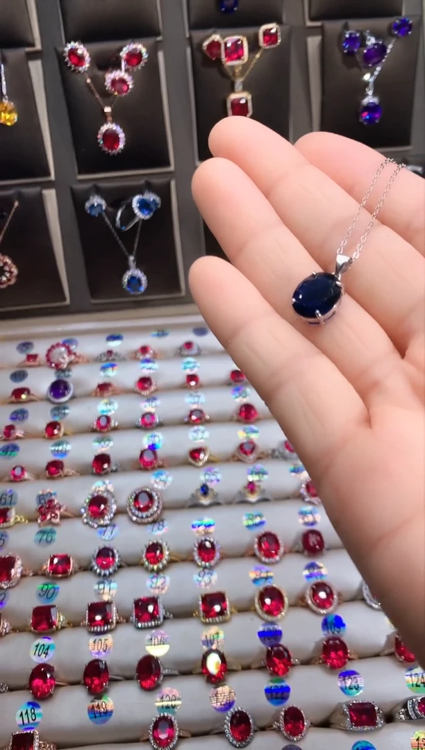 【闪购商品】蓝宝石吊坠(赠链)银S925镶嵌银色10.12