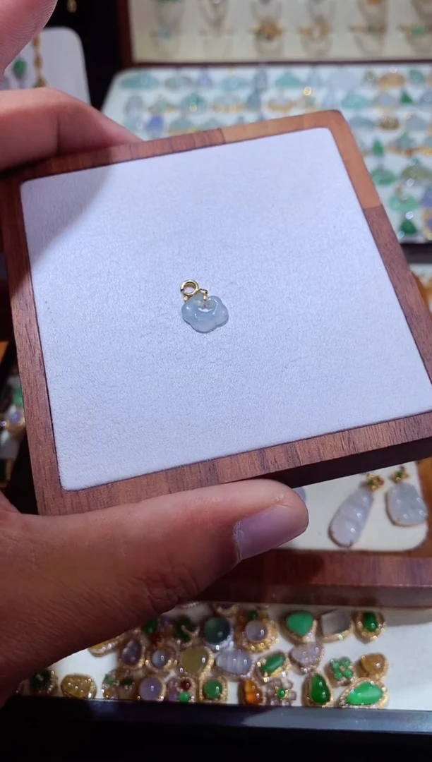 颈饰18K金镶嵌翡翠111111