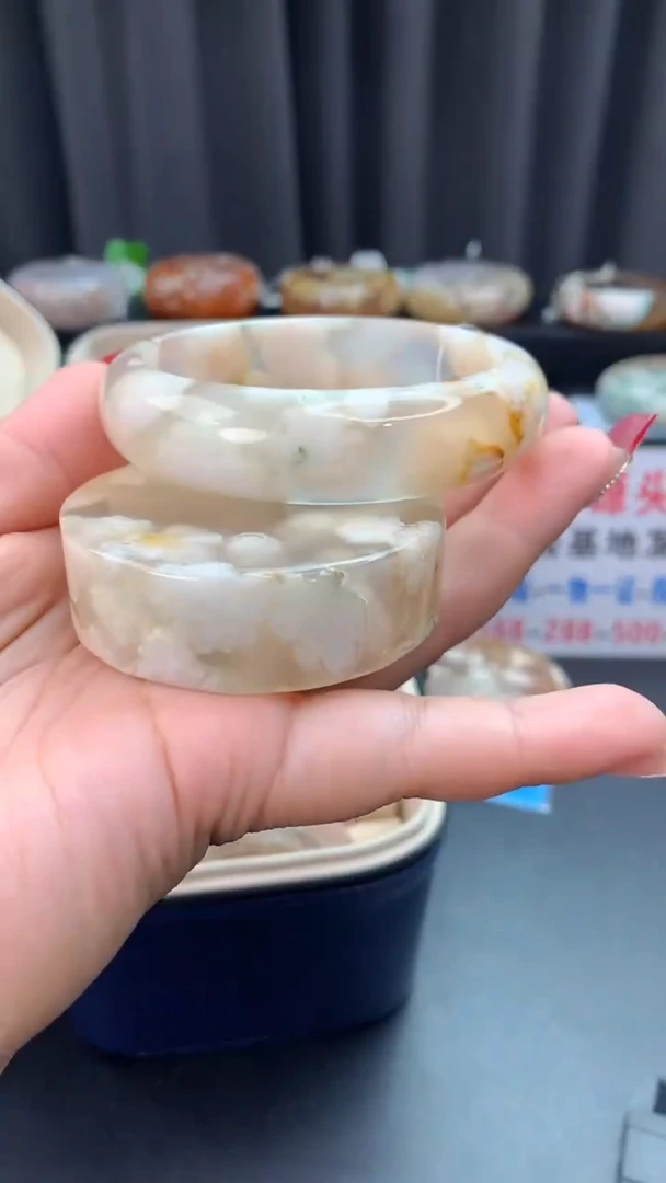 未镶嵌手镯石英质玉（56圈口）赠送镯心