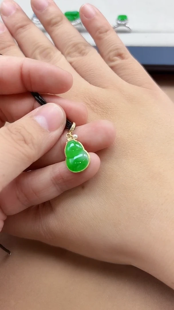 【闪购商品】翡翠颈饰18K金镶嵌葫芦