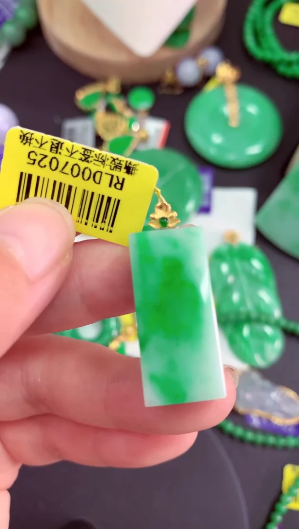 吊坠(不含链)18K金镶嵌翡翠挂件