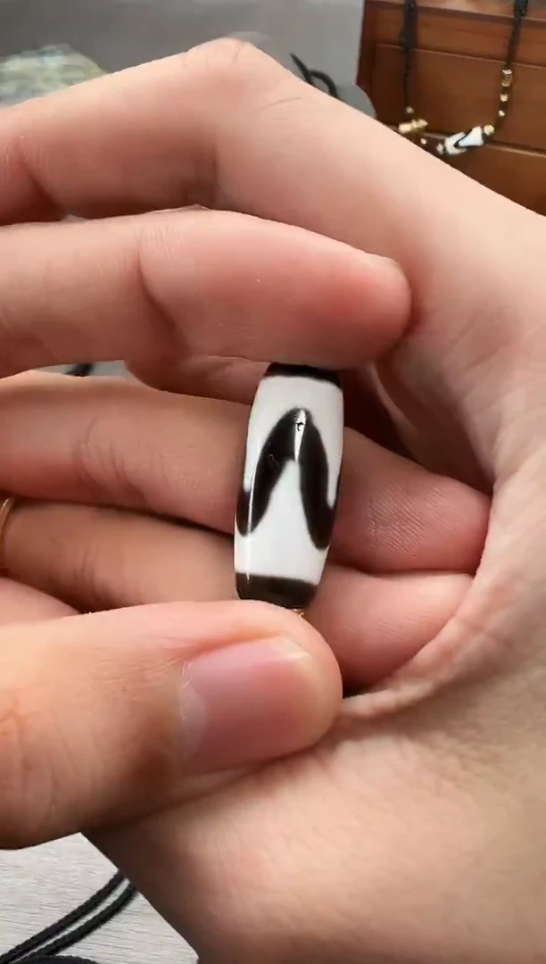 玛瑙/玉髓（覆膜）颈饰未镶嵌王*人牙牙