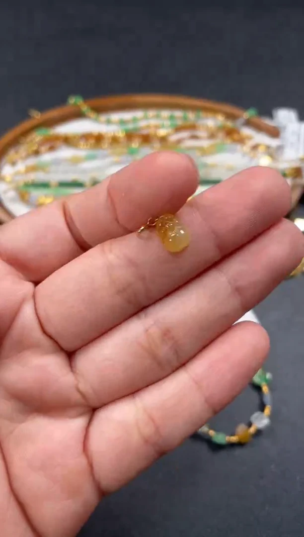 吊坠(不含链)18K金镶嵌翡翠一个  P548