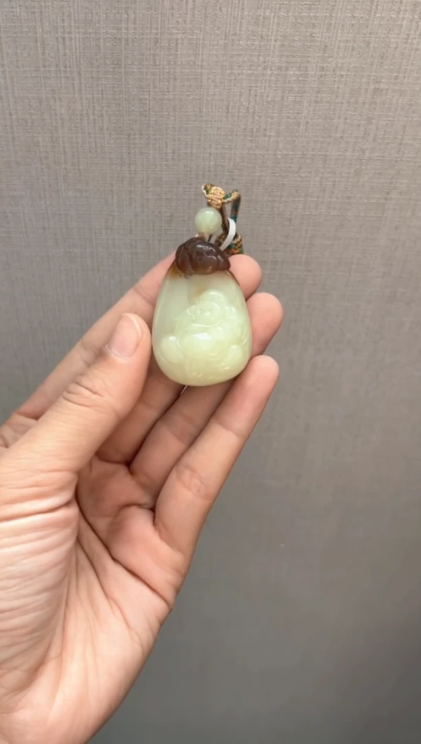 吊坠(赠链)未镶嵌和田玉若羌微色差