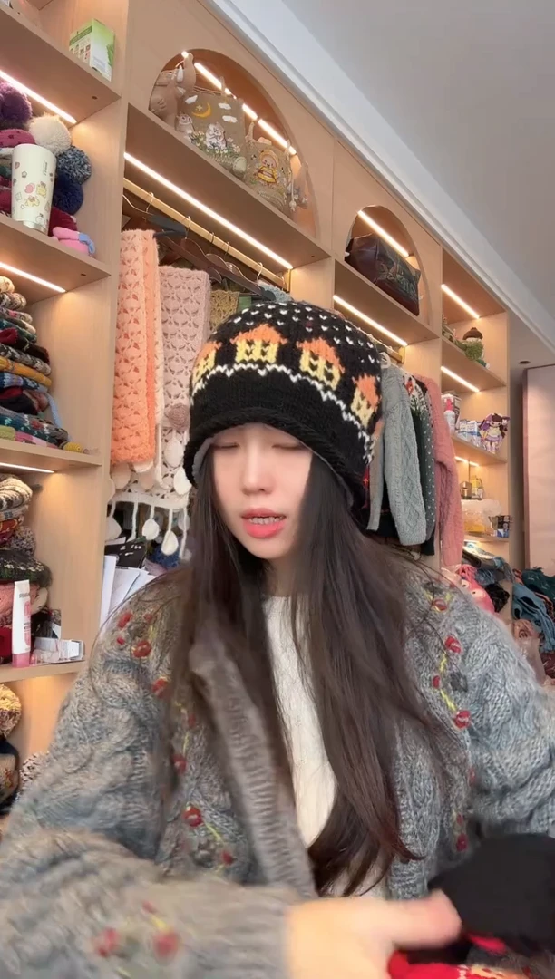 羊毛黑色房子卷边帽