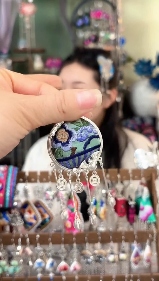 彩云南阁非遗老绣苗银饰品502