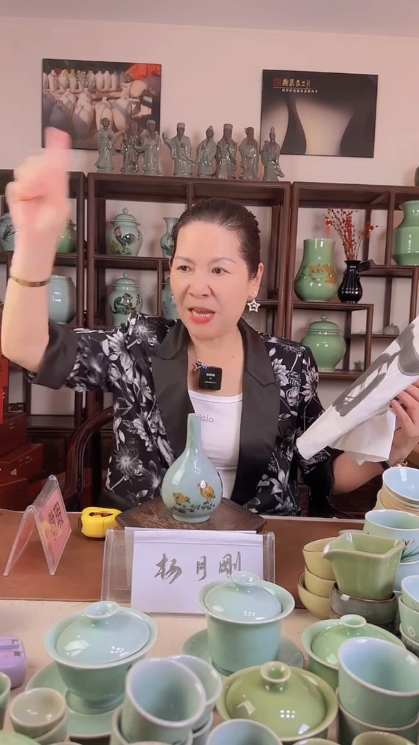 哥窑 釉中彩 收口瓶（小公鸡画）