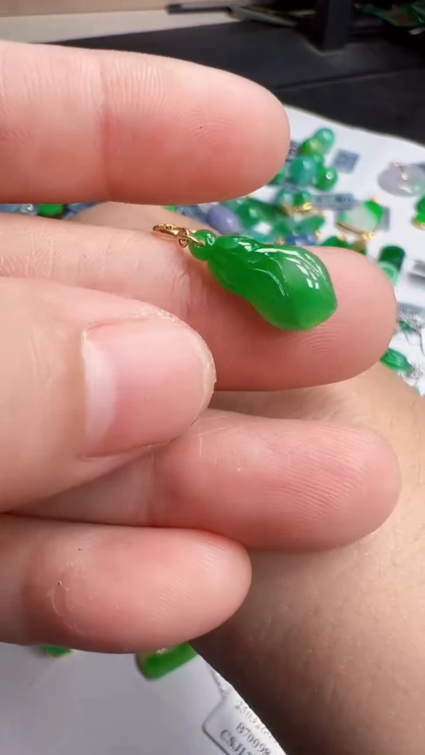 翡翠18K金镶嵌颈饰吊坠