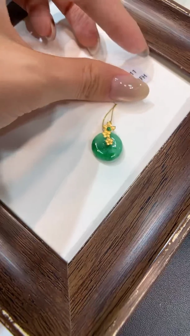 颈饰18K金镶嵌翡翠平安扣