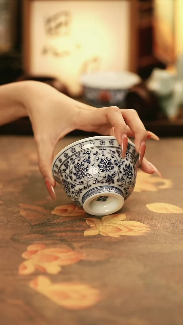 M6001/陶瓷青花描银缠枝莲压手杯