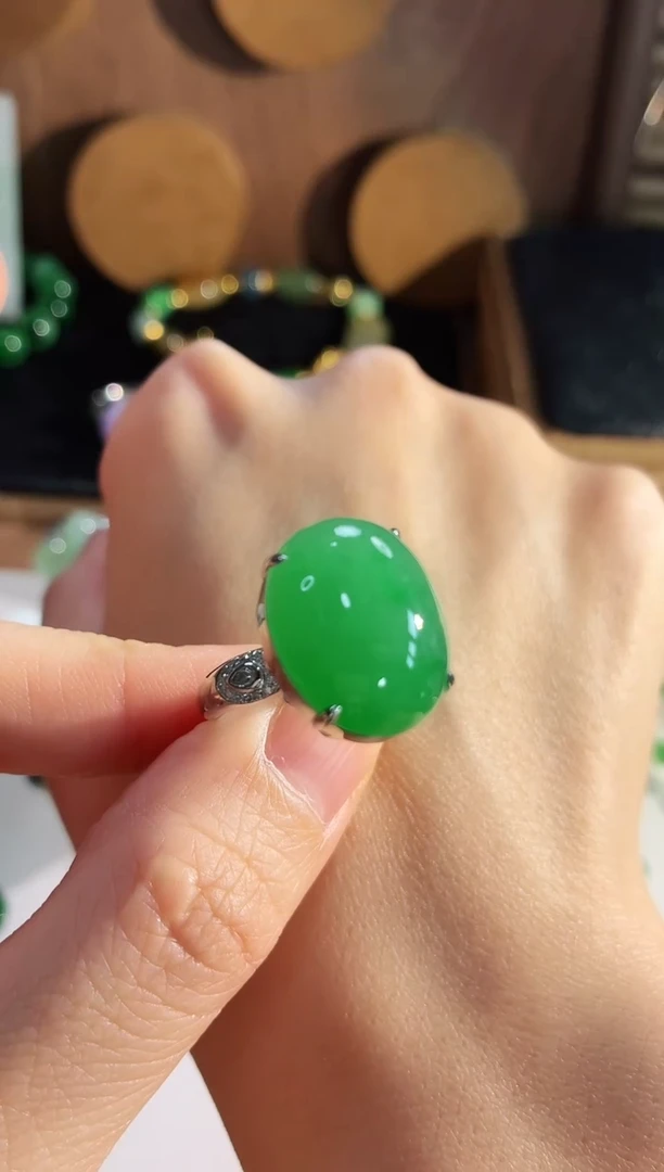 18K金镶嵌戒指翡翠戒指