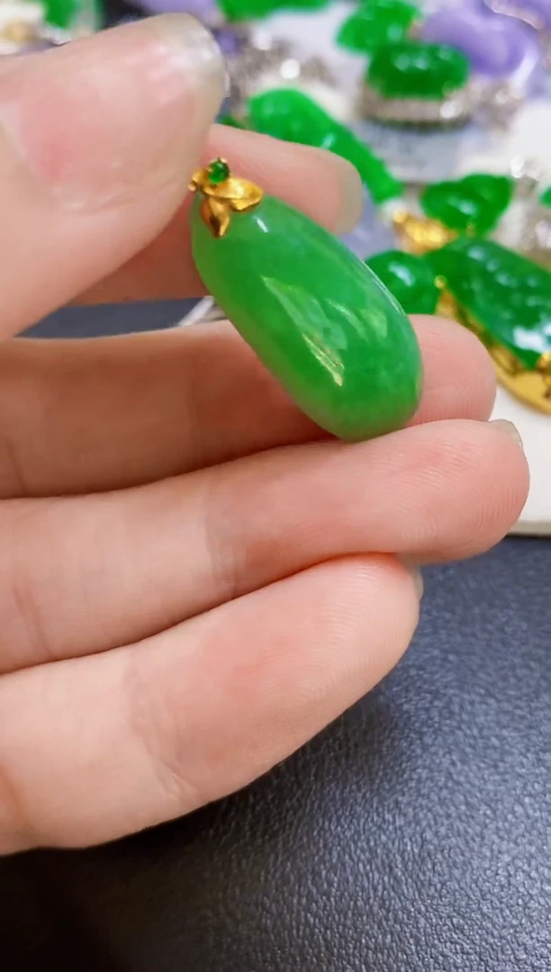 颈饰18K金镶嵌翡翠瓜