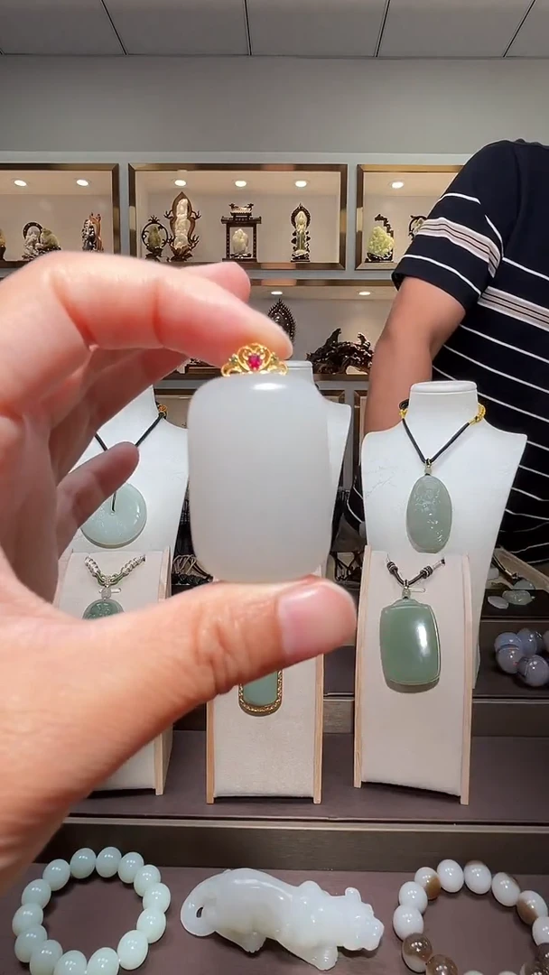 和田玉18K金镶嵌颈饰苏
