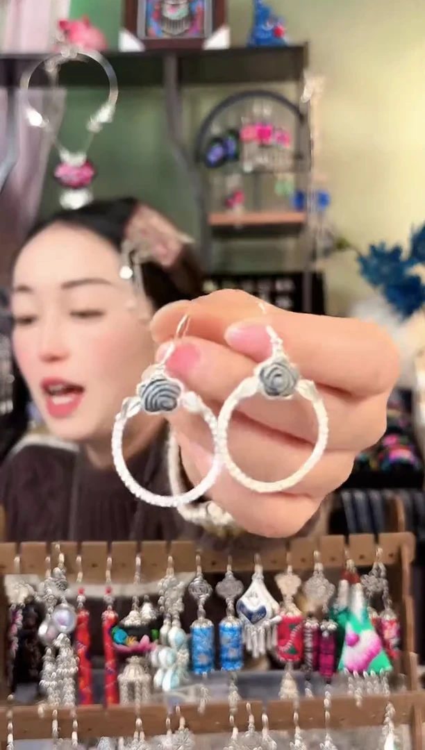 彩云南阁非遗老绣苗银饰品126