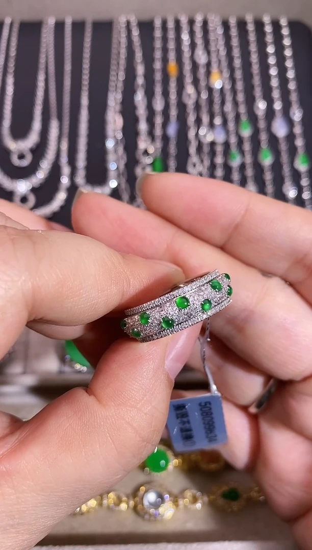 18K金镶嵌戒指翡翠戒指