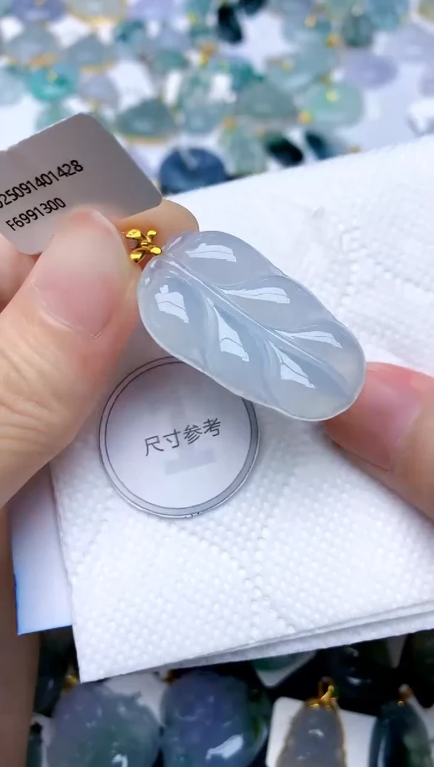 颈饰18K金镶嵌翡翠天然A货翡翠