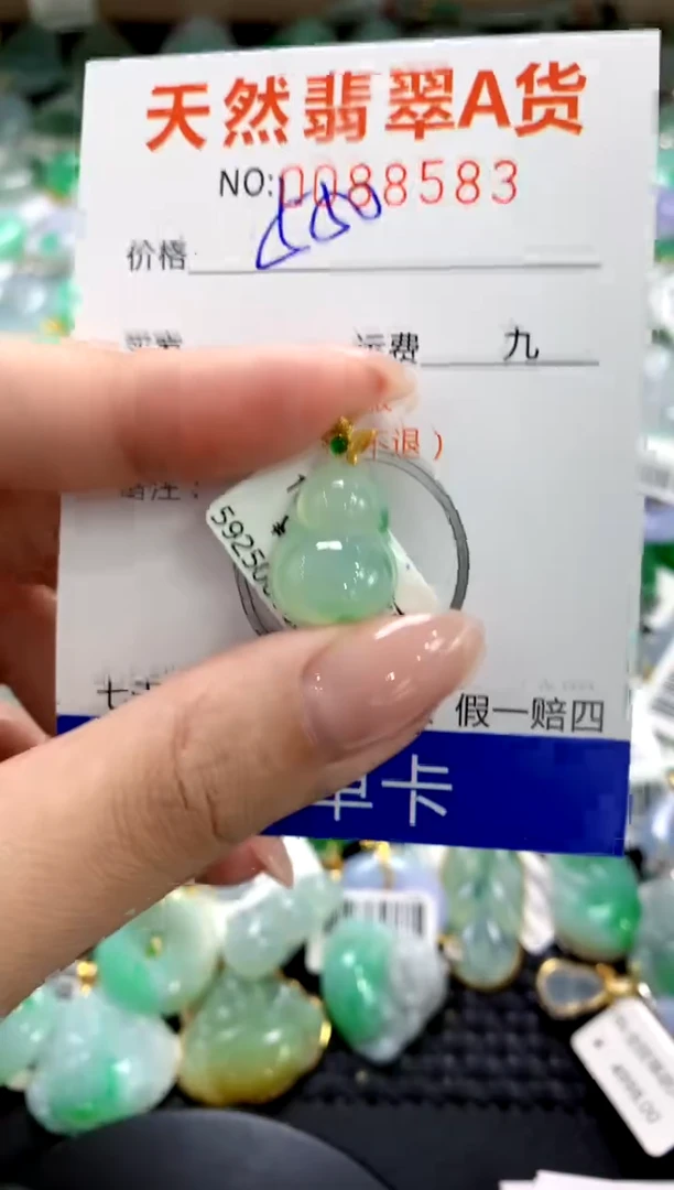 翡翠18K金镶嵌颈饰1111111111111111