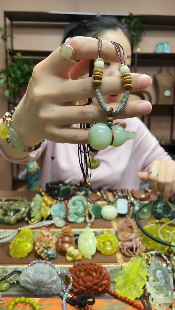 未镶嵌蛇纹石玉颈饰·